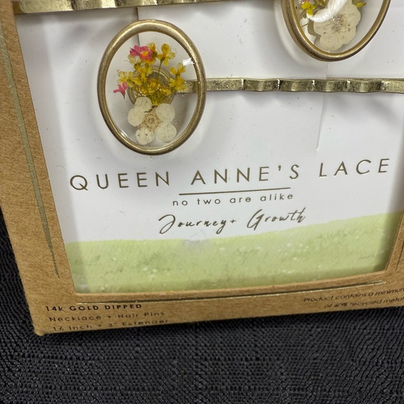 Queen Anne’s Lace Gold Necklace and Hair Pin Set with Floral Insert - Picture 3 of 4